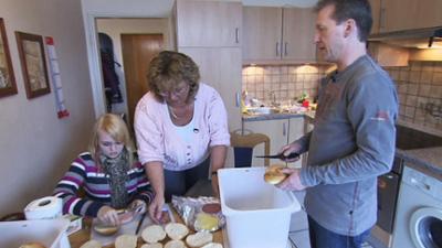 Familien im Brennpunkt: Folge 5: 14-Jährige schämt sich für die Armut ihrer Eltern