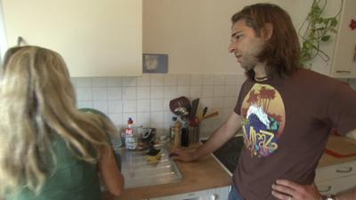 Familien im Brennpunkt: Folge 43: Mutter verliebt sich in alleinerziehenden Sunnyboy