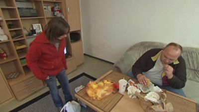 Familien im Brennpunkt: Folge 74: Spielsüchtiger Vater lässt Kinder hungern