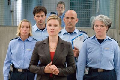 Hinter Gittern: Staffel 16, Folge 386: Teile und herrsche