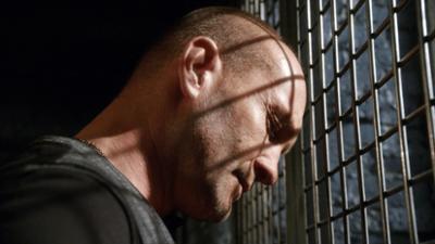 Law & Order: Staffel 12, Folge 24: 9 Millimeter