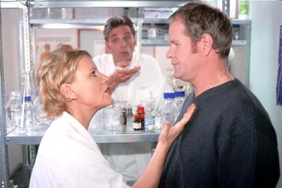 Nikola: Staffel 4, Folge 12: Sturmfreie Bude