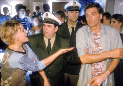 Nikola: Staffel 5, Folge 8: Die Party