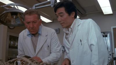 Quincy: Staffel 5, Folge 21: Tödliche Banknoten