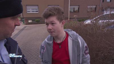 Auf Streife: 15-jähriger greift Lebensgefährten der Mutter mit Messer an