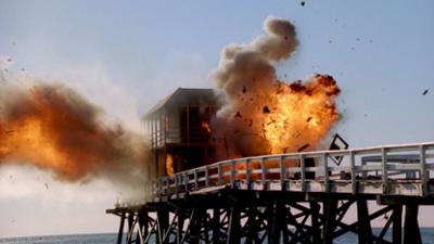 Baywatch - Die Rettungsschwimmer von Malibu: Staffel 7 Folge 10 Feuer und Wasser Baywatch - Die Rettungsschwimmer von Malibu: Staffel 7 Folge 10 Feuer und Wasser
