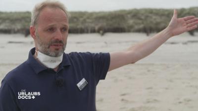 Die Urlaubs-Docs: Wangerooge: Person im Wasser treibt ab
