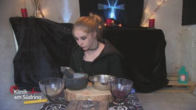 Klinik am Südring: Staffel 2 Folge 18 Der Hexenzirkel Klinik am Südring: Staffel 2 Folge 18 Der Hexenzirkel