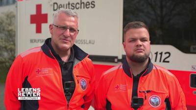 Lebensretter hautnah - Wenn jede Sekunde zählt: Einsatzgebiet Dessau: Verkehrsunfall am Parkplatz Lebensretter hautnah - Wenn jede Sekunde zählt: Einsatzgebiet Dessau: Verkehrsunfall am Parkplatz