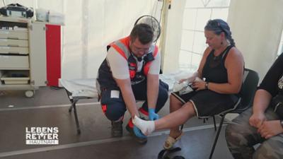 Lebensretter hautnah - Wenn jede Sekunde zählt: Einsatzgebiet Summer Breeze: Abgelöster Zehennagel und schwacher Knöchel