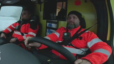 Lebensretter hautnah - Wenn jede Sekunde zählt: Einsatzgebiet Wismar: starke Bauchschmerzen mit Erbrechen