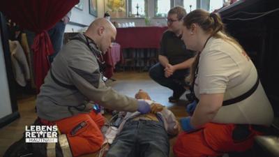 Lebensretter hautnah - Wenn jede Sekunde zählt: Einsatzgebiet Hamburg: Sturz in einem Restaurant