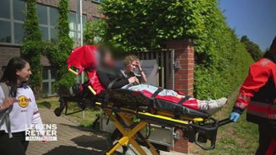 Lebensretter hautnah - Wenn jede Sekunde zählt: Einsatzgebiet Dessau: Jugendliche kollabiert und Verdacht auf Herzprobleme Lebensretter hautnah - Wenn jede Sekunde zählt: Einsatzgebiet Dessau: Jugendliche kollabiert und Verdacht auf Herzprobleme