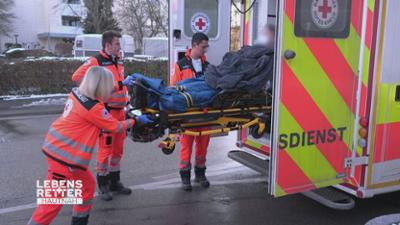 Lebensretter hautnah - Wenn jede Sekunde zählt: Einsatzgebiet Fürstenfeldbruck: Patient mit Schmerzen nach dem Essen Lebensretter hautnah - Wenn jede Sekunde zählt: Einsatzgebiet Fürstenfeldbruck: Patient mit Schmerzen nach dem Essen