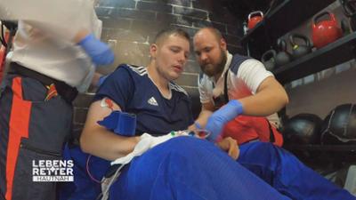 Lebensretter hautnah - Wenn jede Sekunde zählt: Einsatzgebiet Stuttgart: Sportunfall in der Kampfschule Lebensretter hautnah - Wenn jede Sekunde zählt: Einsatzgebiet Stuttgart: Sportunfall in der Kampfschule