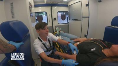 Lebensretter hautnah - Wenn jede Sekunde zählt: Einsatzgebiet Dresden: Verkehrsunfall zwischen Fahrrad und Auto