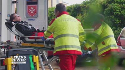 Lebensretter hautnah - Wenn jede Sekunde zählt: Einsatzgebiet Dortmund: Frau mit Schmerzen in der Hüfte