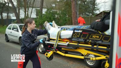 Lebensretter hautnah - Wenn jede Sekunde zählt: Einsatzgebiet Kreis Osnabrück: Umgekippt an der Bushaltestelle