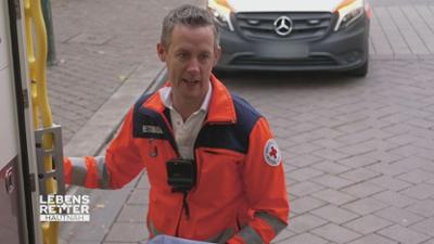 Lebensretter hautnah - Wenn jede Sekunde zählt: Einsatzgebiet Stuttgart: Bewusstlose Mutter im Bus