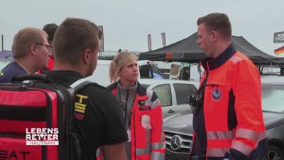 Lebensretter hautnah - Wenn jede Sekunde zählt: Einsatzgebiet Dessau: Bewusstlose Person aufm Festival