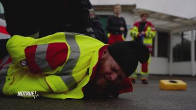 NOTRUF: Staffel 4 Folge 137 Bedrohung im KTW