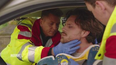 NOTRUF: Staffel 3 Folge 214 Auto rettet Autofahrer
