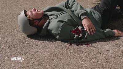 NOTRUF: Supernervöser Unfallpatient verschlimmert seine Verletzung