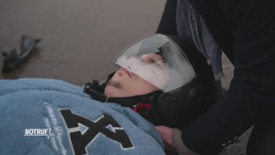 NOTRUF: Junger Mopedfahrer crasht in Pkw