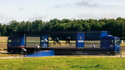 Best of Red Bull: MTB-Sprung durch zwei Lkw