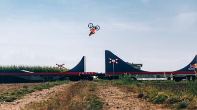 Best of Red Bull: Bike-Flip auf fahrendem Zug