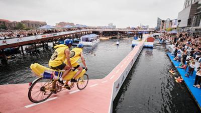 Best of Red Bull: Wilde Fahrt übers Wasser