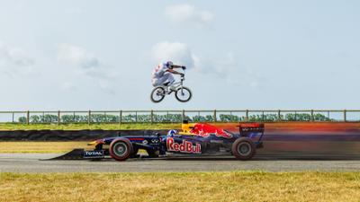 Best of Red Bull: BMX-Sprung über F1-Auto
