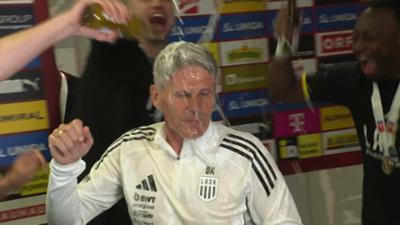 Bierdusche aus dem Nichts!: Fußball