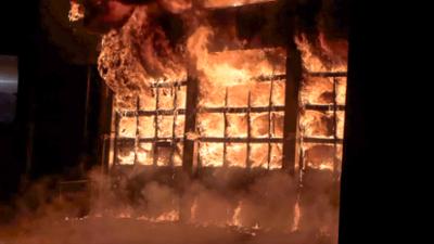 Servus am Abend: Großbrand im Betrieb