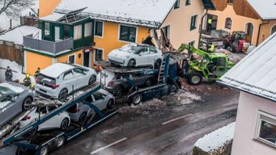 Servus am Abend: LKW rutscht in Haus