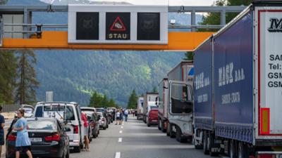 Servus am Abend: Versammlung auf Autobahn