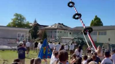 Servus Nachrichten: Maibaum kracht zu Boden