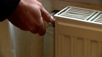 Servus Nachrichten: Teure Energie wegen Nahost