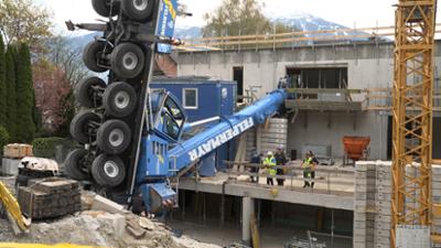 Servus Nachrichten: Autokran umgestürzt