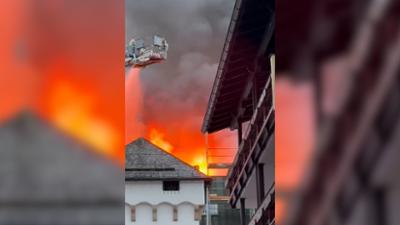 Servus Nachrichten: Feuer zerstört Luxushotel