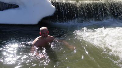 Servus um 2: Kältebad gegen Schmerzen