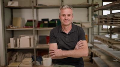 Servus um 2: Der Herr der Kachelöfen