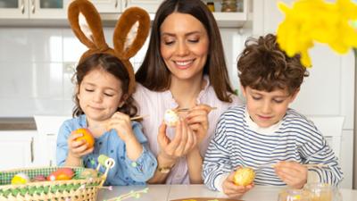 Servus um 2: Stress beim Eier färben?