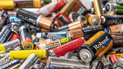 Servus um 2: Akkus: Risiko & Entsorgung