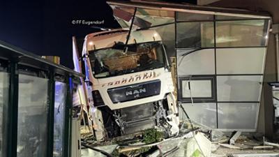 Servus um 2: LKW kracht in Gebäude