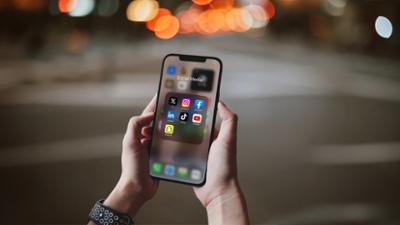 Servus um 2: Kommt Social-Media-Verbot?