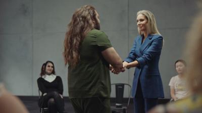 Dein Style-Makeover - Mit Kathryn Eisman: Der Friseur, die Jeans und viel Farbe