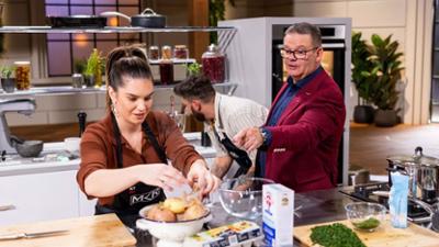 My Kitchen Rules - Die besten Hobbyköche Australiens: Staffel 12 Folge 14 Der Kampf ums Halbfinale My Kitchen Rules - Die besten Hobbyköche Australiens: Staffel 12 Folge 14 Der Kampf ums Halbfinale