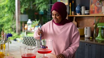Nadiya's Cook Once Eat Twice - Einmal Kochen, doppelt genießen: Staffel 1 Folge 6 Süße Symphonie Nadiya's Cook Once Eat Twice - Einmal Kochen, doppelt genießen: Staffel 1 Folge 6 Süße Symphonie