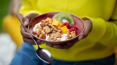 Nadiya's Cook Once Eat Twice - Einmal Kochen, doppelt genießen: Staffel 1 Folge 2 Aus eins, mach zwei Nadiya's Cook Once Eat Twice - Einmal Kochen, doppelt genießen: Staffel 1 Folge 2 Aus eins, mach zwei